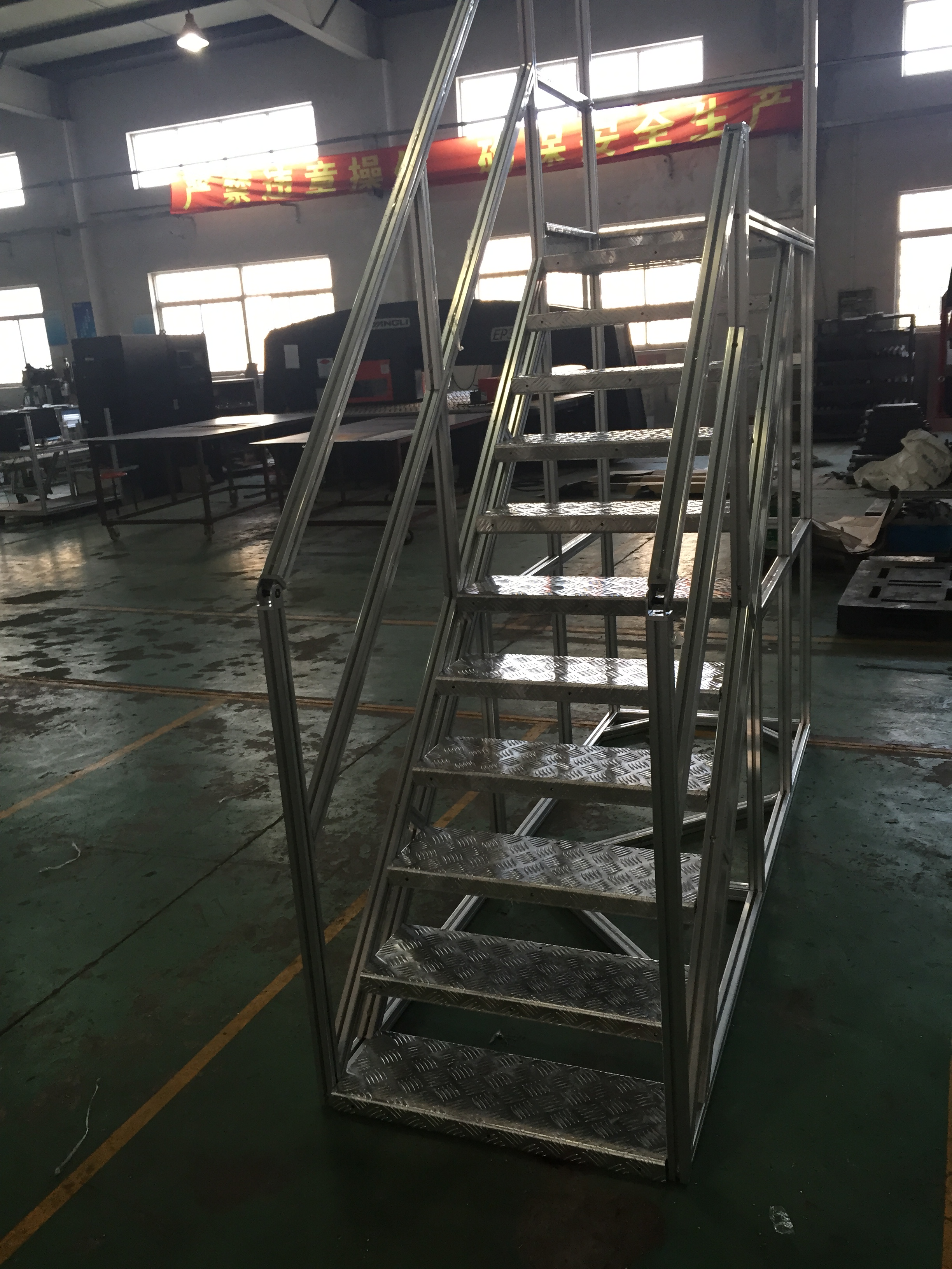 小黄片入口链接升降踏步组装式新型钢走台安装隔桥登高设备